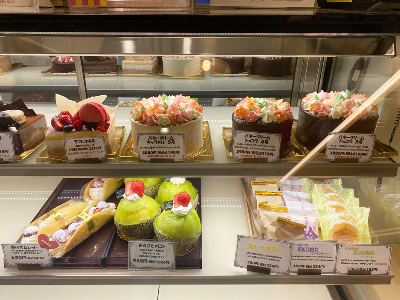 「アルパジョン経堂店」のショーケース