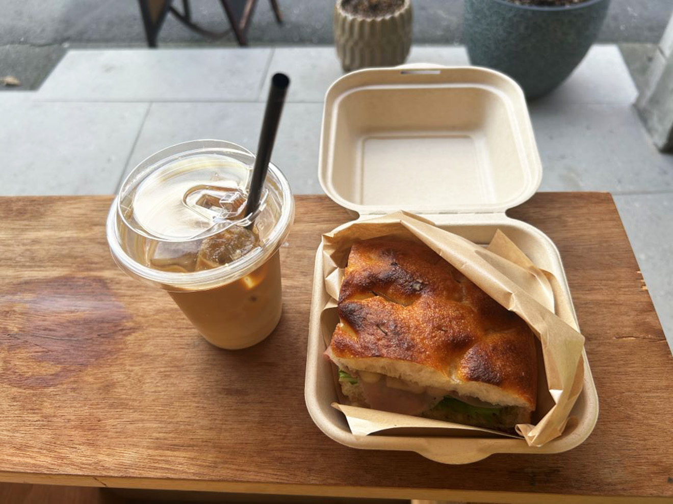 「KEK COFFEE & BAKES」のフォカッチャサンドイッチ