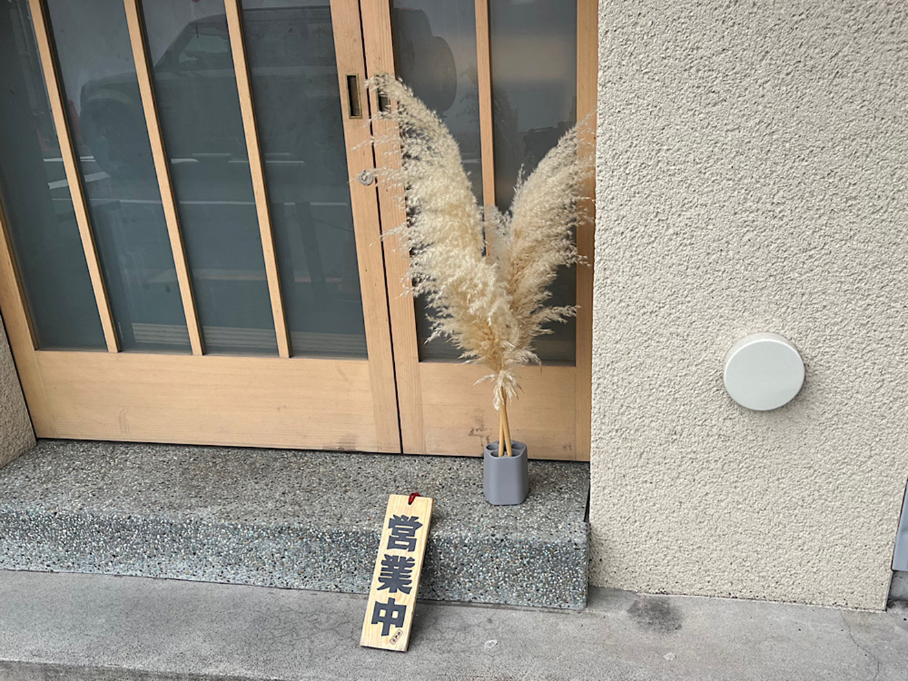 「おむすびよさく」の入口