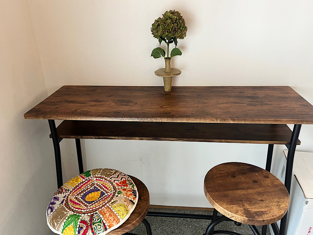 「おむすびよさく」のイートインスペース