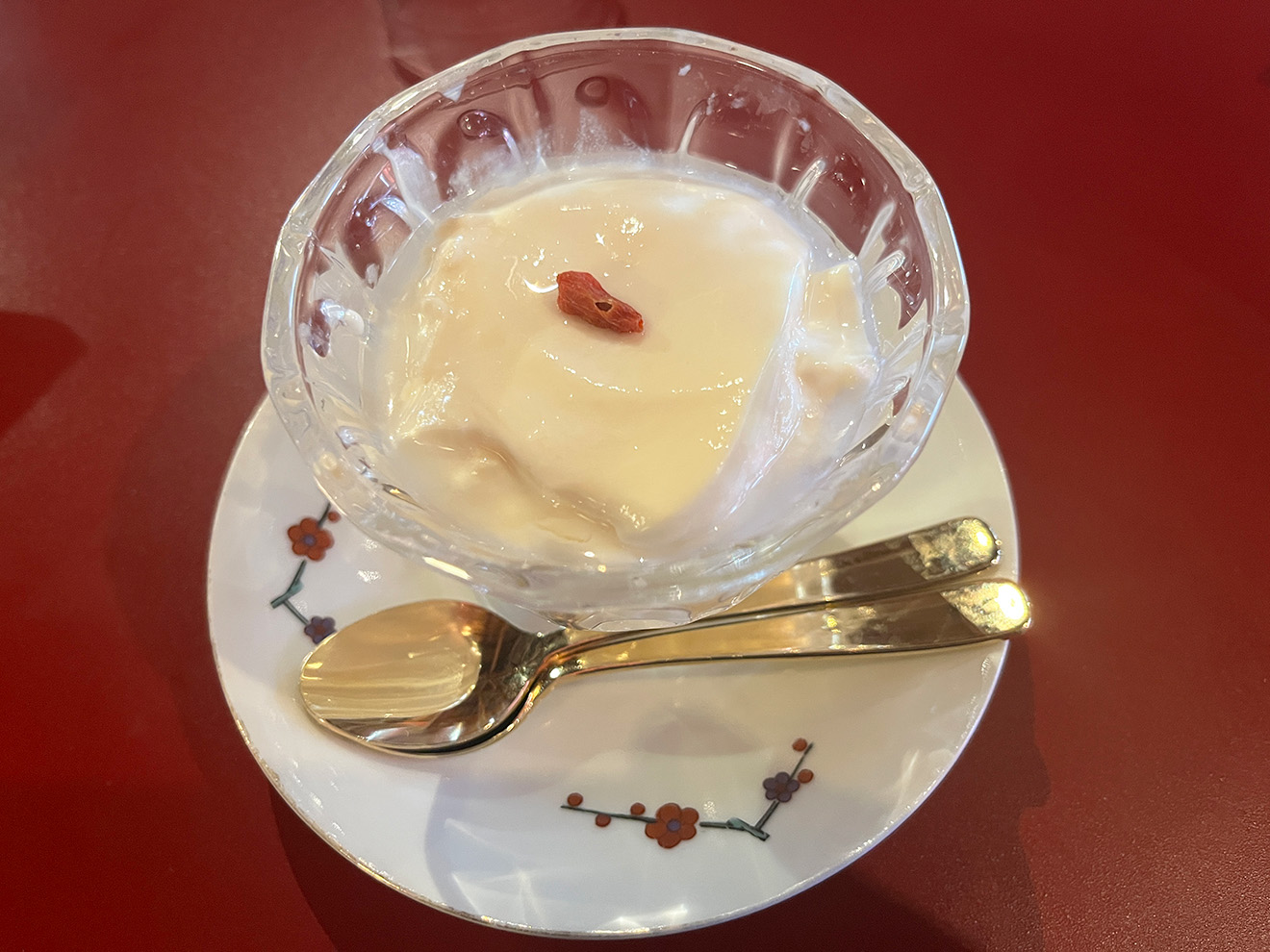 「ニューかかん」の杏仁豆腐