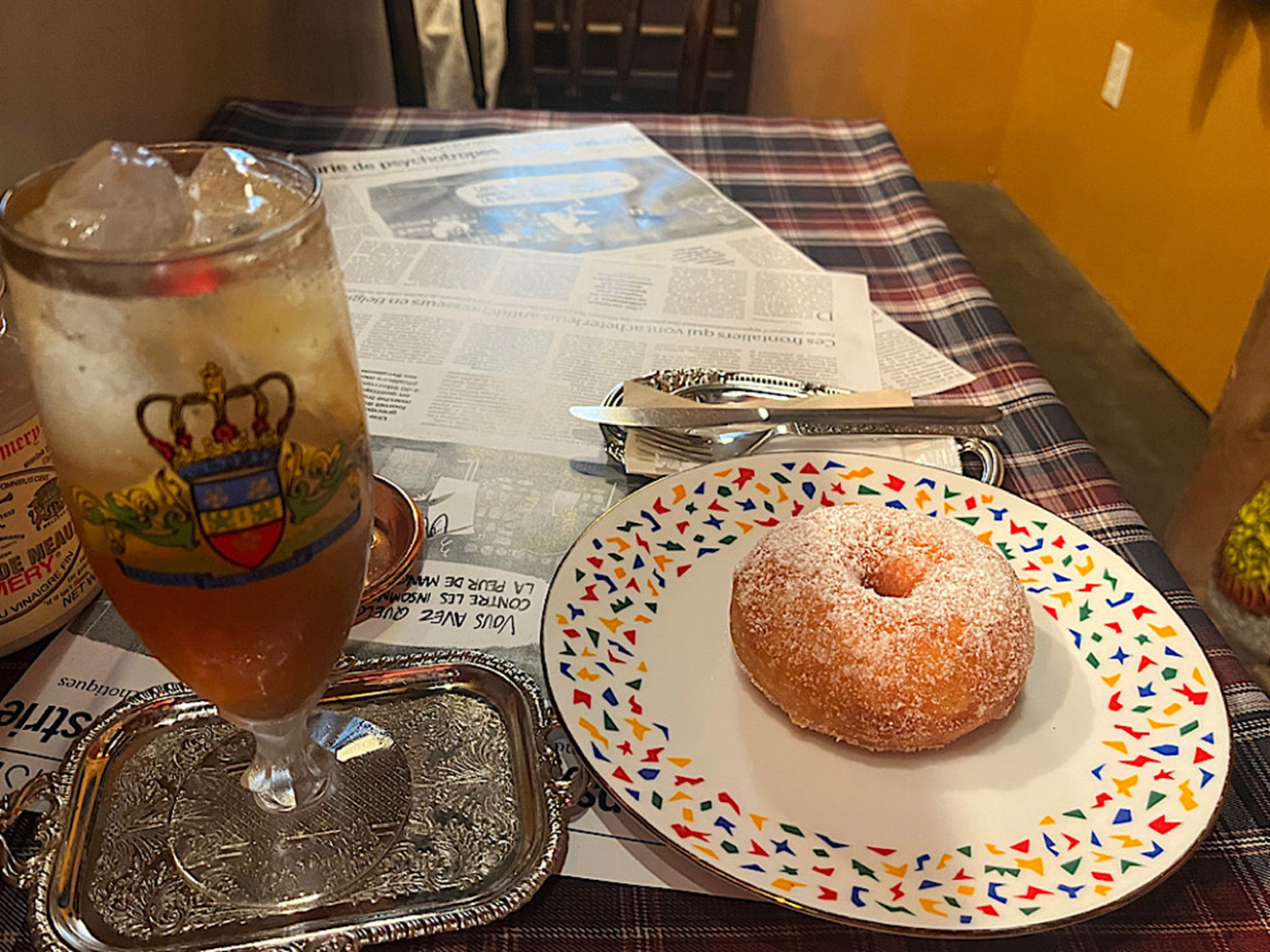 「STAND By Sunday」のレモンスカッシュとドーナツ