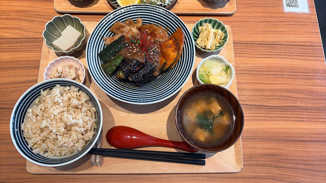 「BOB KITCHEN」の若鶏と素揚げ野菜の特製みぞれ煮定食