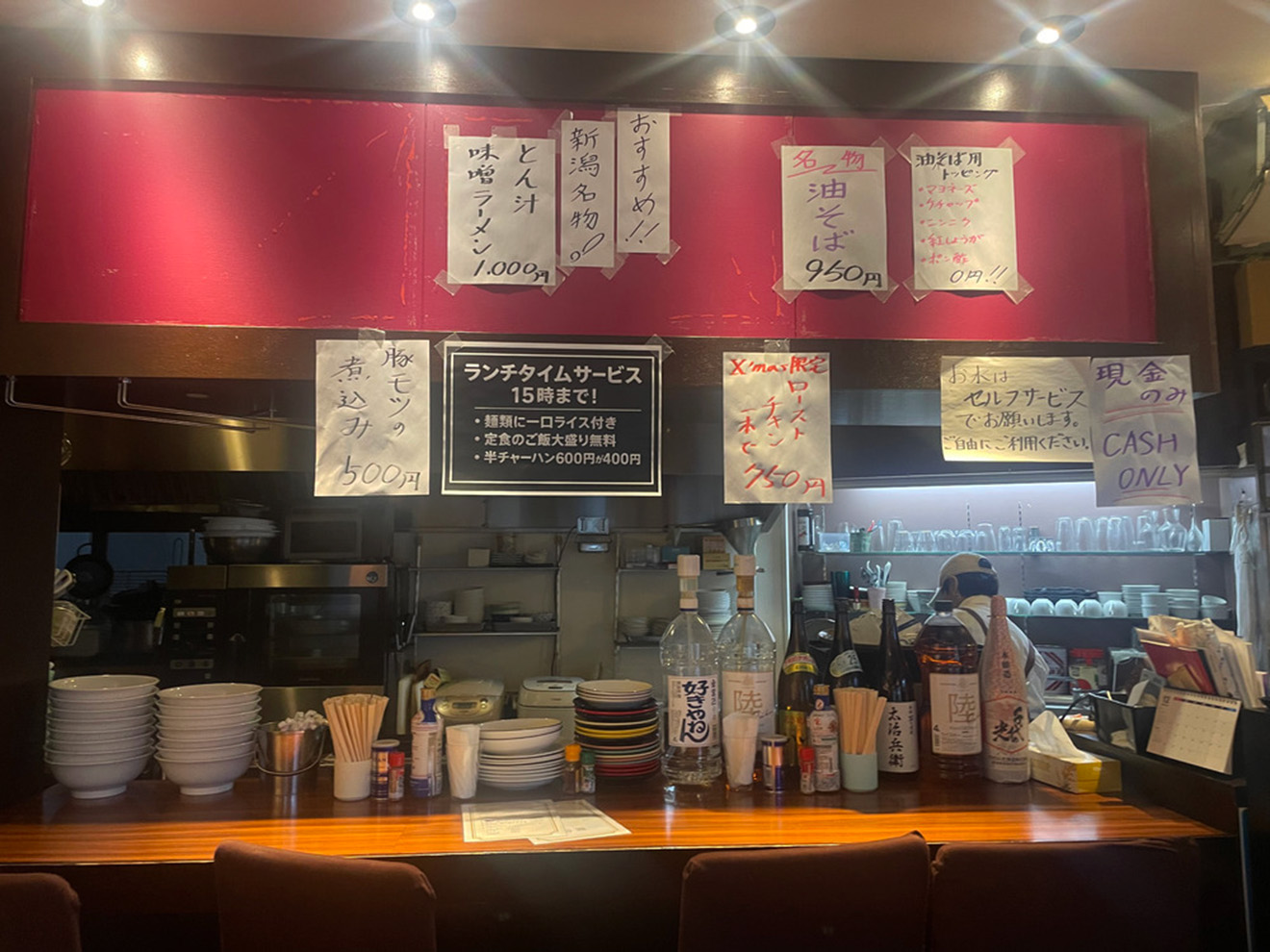 「定食・ラーメン TOSHI」のカウンター