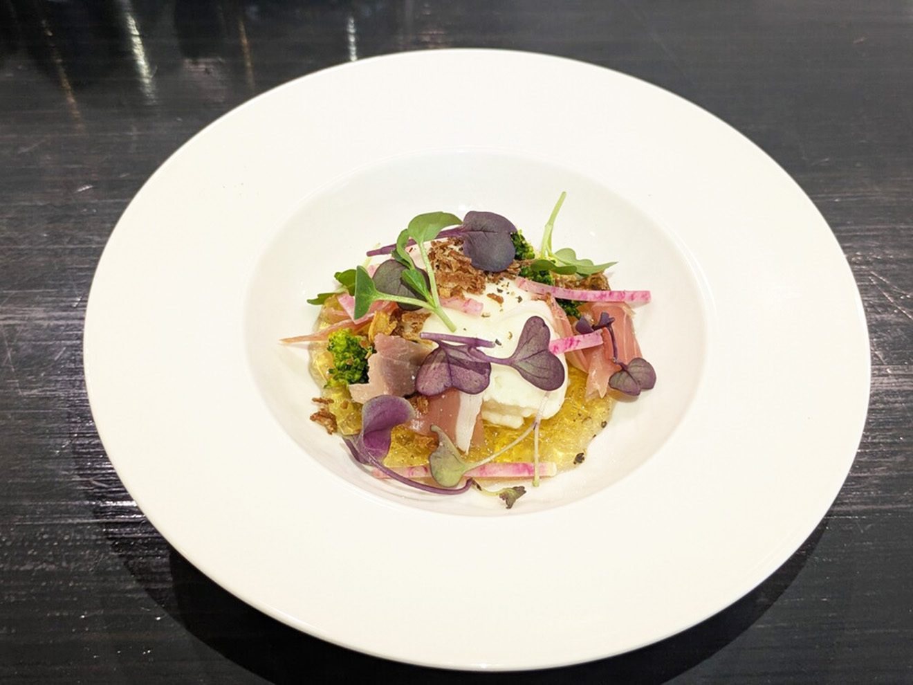 新玉ねぎのムースとコンソメのジュレ