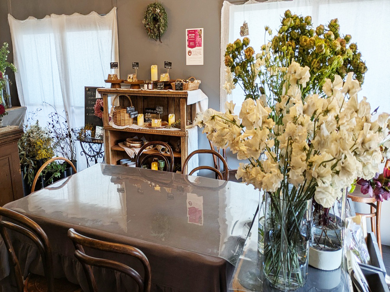 店内の4人がけテーブル