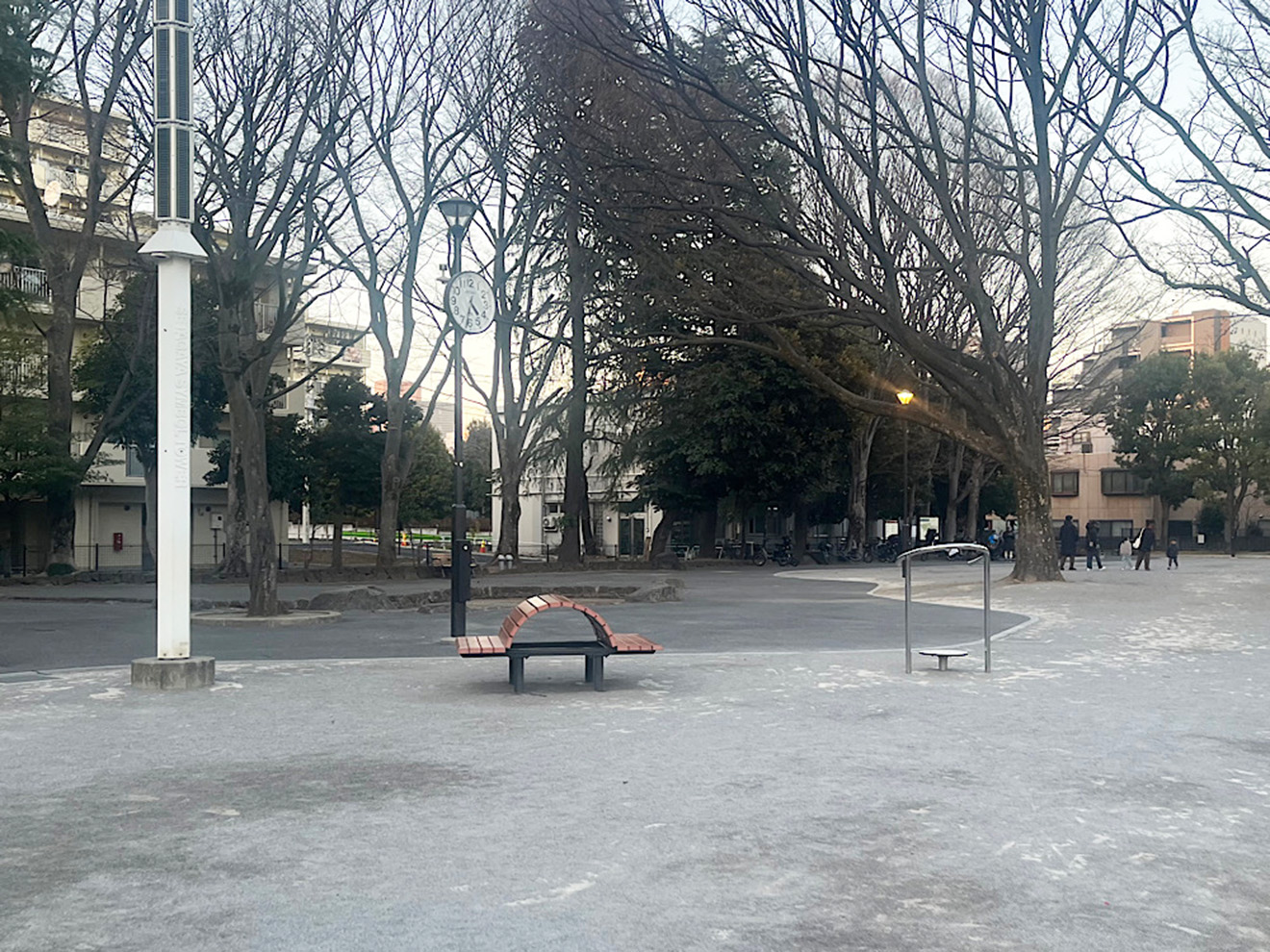 公園の中のベンチ