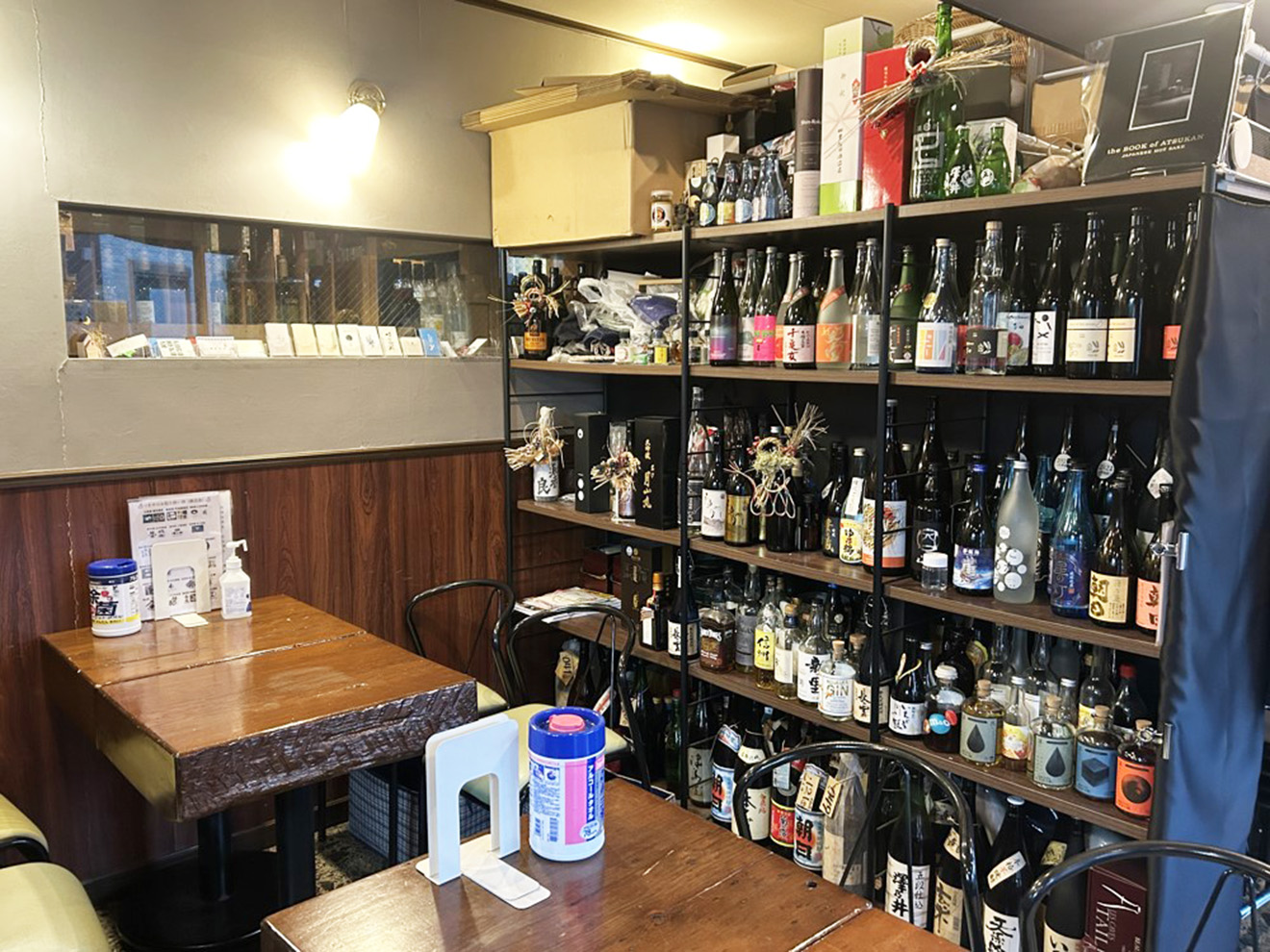 「つきや酒店」の角打ちスペース