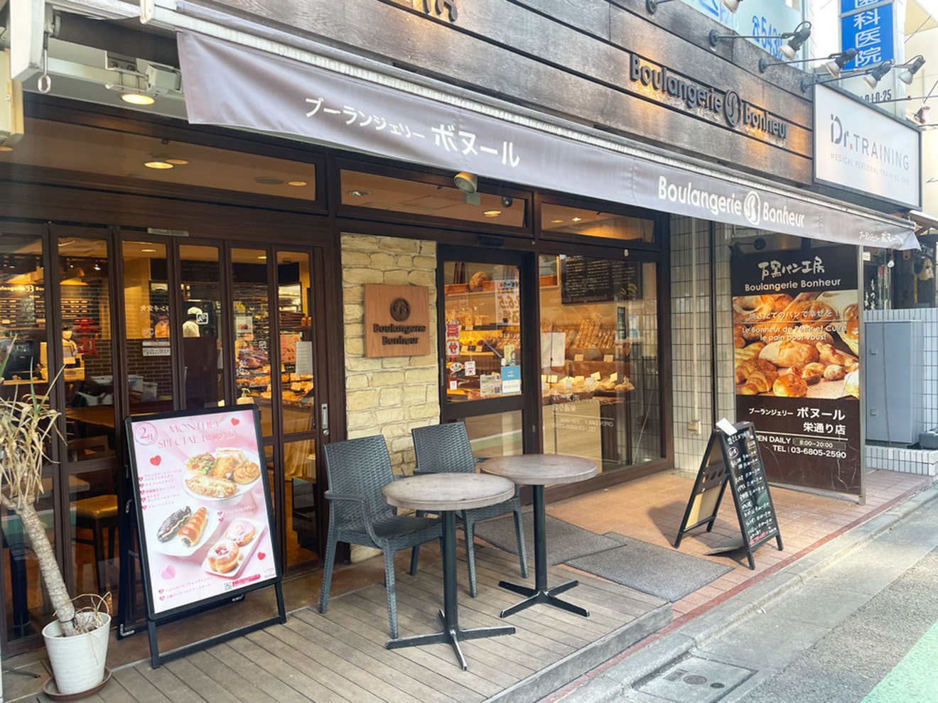 店内に並ぶたくさんの焼きたてパン