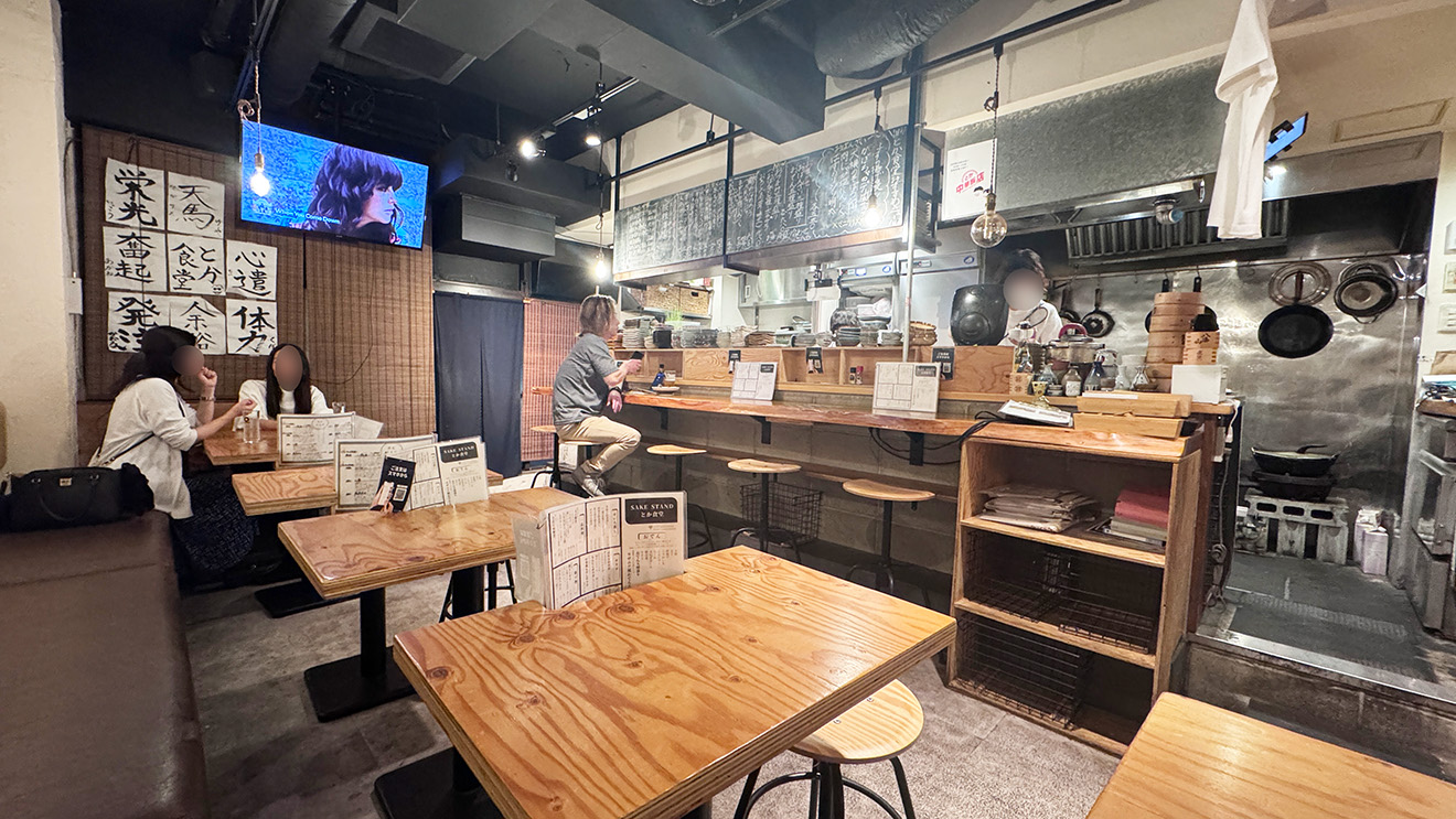 「SAKE STAND とか食堂」店内